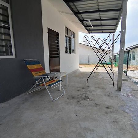 Modern , Spacious Gambang Ump 18 Guest House Buitenkant foto