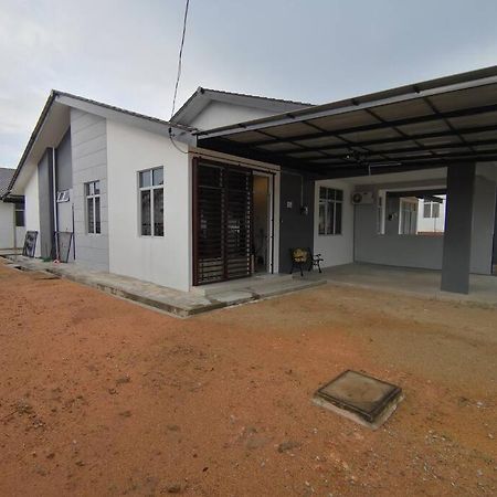 Modern , Spacious Gambang Ump 18 Guest House Buitenkant foto