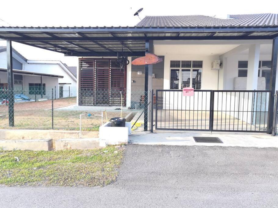 Modern , Spacious Gambang Ump 18 Guest House Buitenkant foto