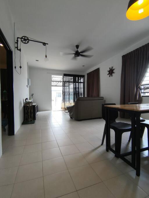 Modern , Spacious Gambang Ump 18 Guest House Buitenkant foto