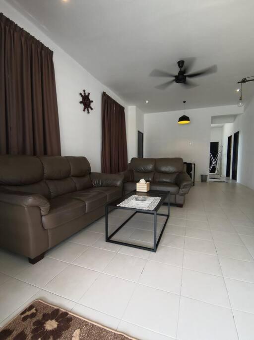 Modern , Spacious Gambang Ump 18 Guest House Buitenkant foto