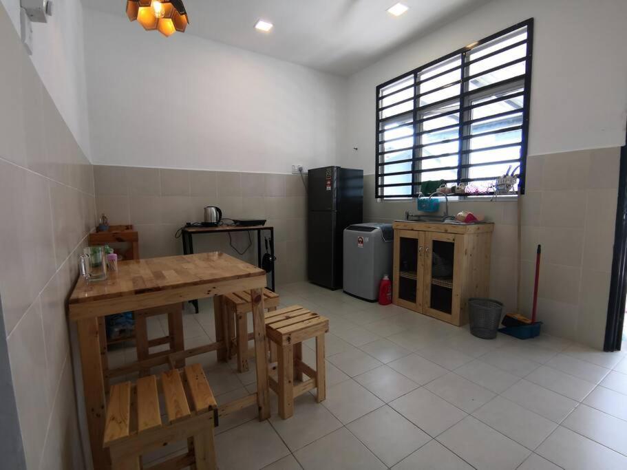 Modern , Spacious Gambang Ump 18 Guest House Buitenkant foto