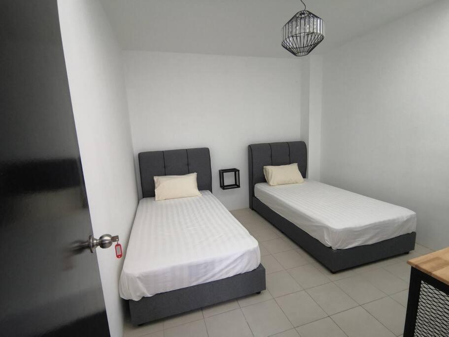 Modern , Spacious Gambang Ump 18 Guest House Buitenkant foto