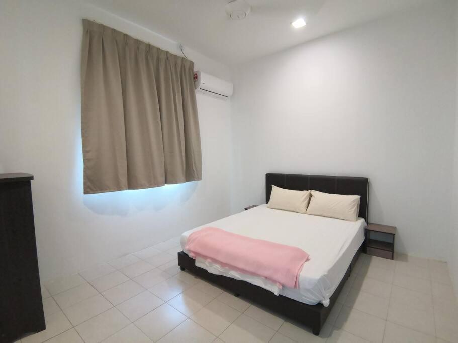 Modern , Spacious Gambang Ump 18 Guest House Buitenkant foto