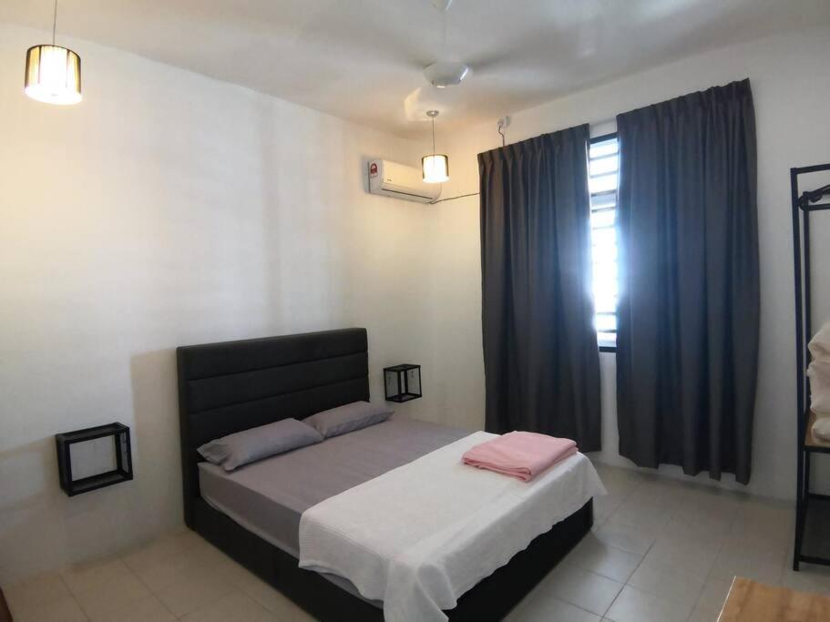Modern , Spacious Gambang Ump 18 Guest House Buitenkant foto